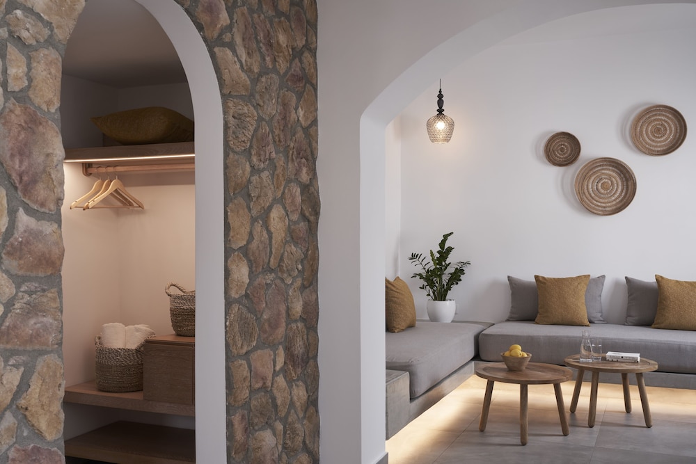 Makris Beach Hotel — Hotel rooms in Kamari, South Aegean