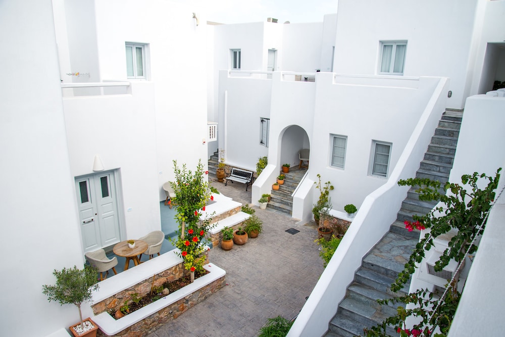 Makris Beach Hotel — Hotel building in Kamari, South Aegean
