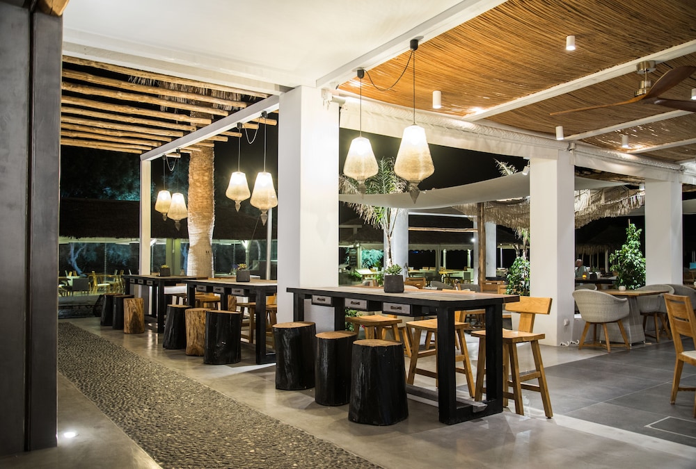 Makris Beach Hotel — Restaurant & bars in Kamari, South Aegean