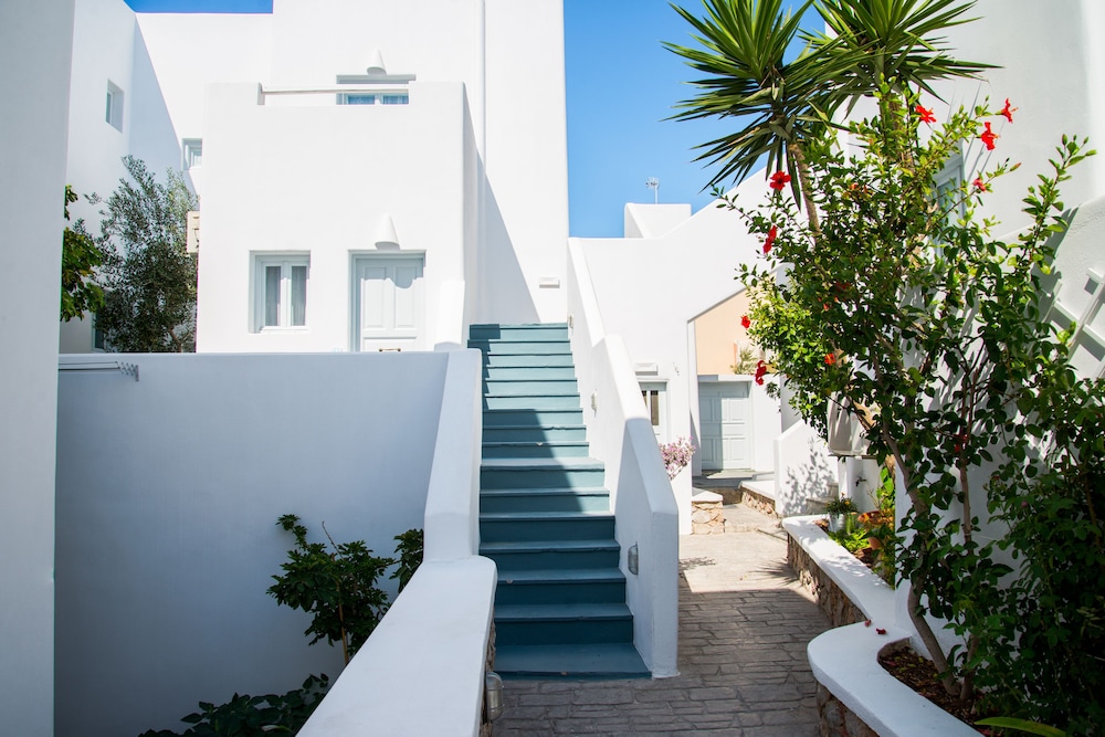 Makris Beach Hotel — Hotel building in Kamari, South Aegean
