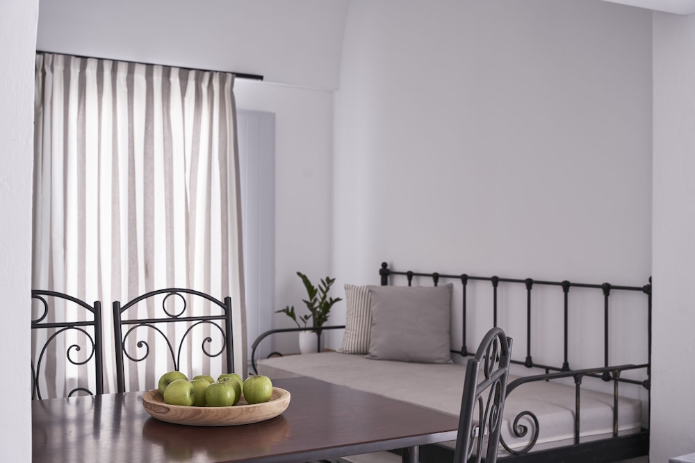 Makris Beach Hotel — Hotel rooms in Kamari, South Aegean