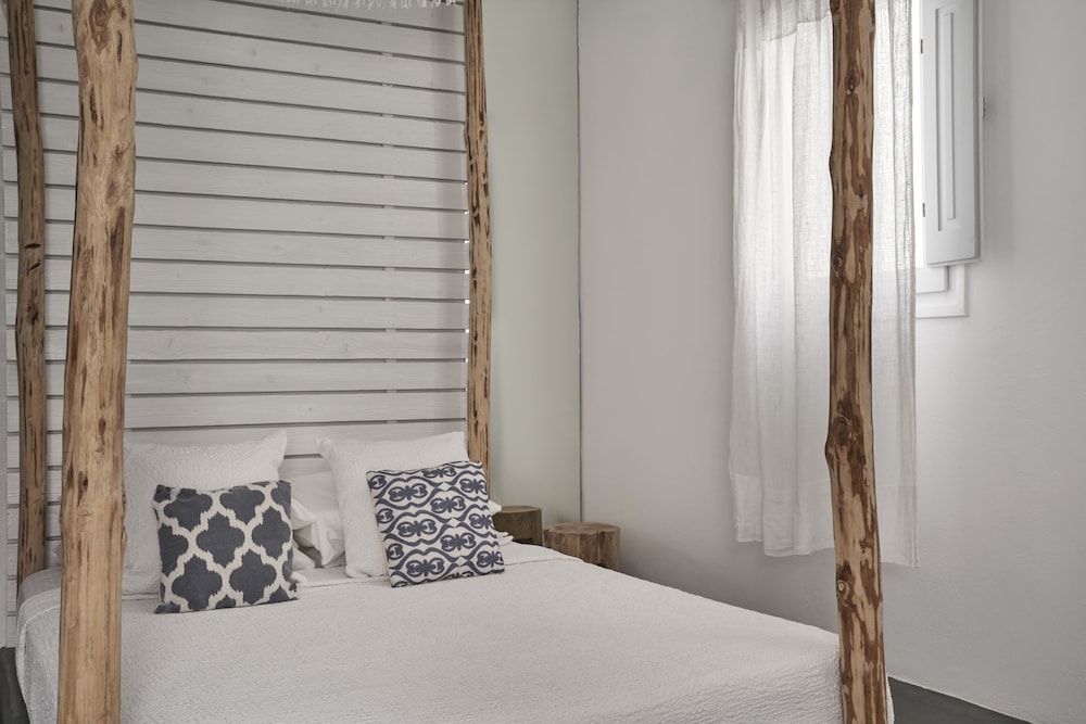 Makris Beach Hotel — Hotel rooms in Kamari, South Aegean