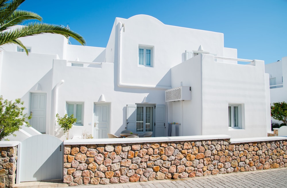 Makris Beach Hotel — Hotel building in Kamari, South Aegean