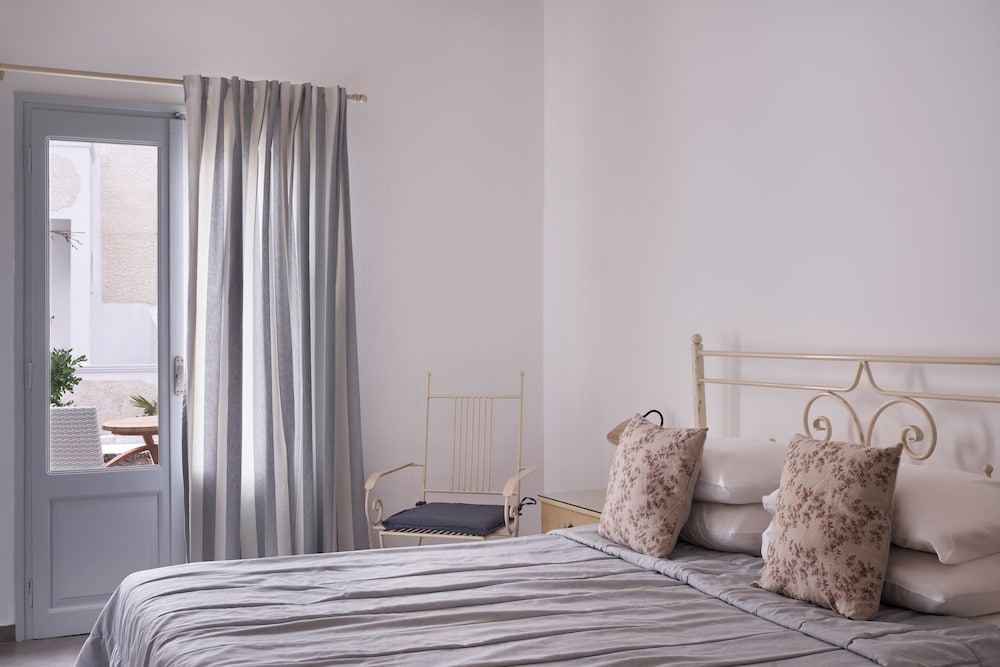 Makris Beach Hotel — Hotel rooms in Kamari, South Aegean