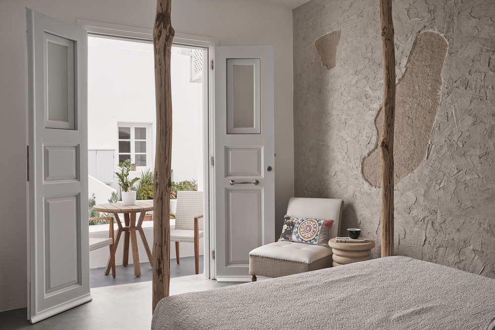 Makris Beach Hotel — Hotel rooms in Kamari, South Aegean
