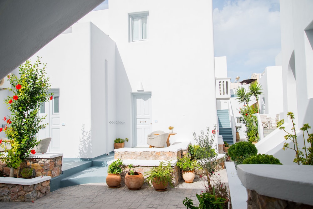 Makris Beach Hotel — Hotel building in Kamari, South Aegean