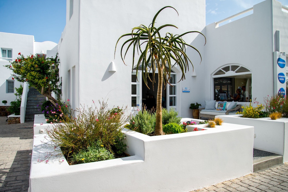 Makris Beach Hotel — Hotel building in Kamari, South Aegean