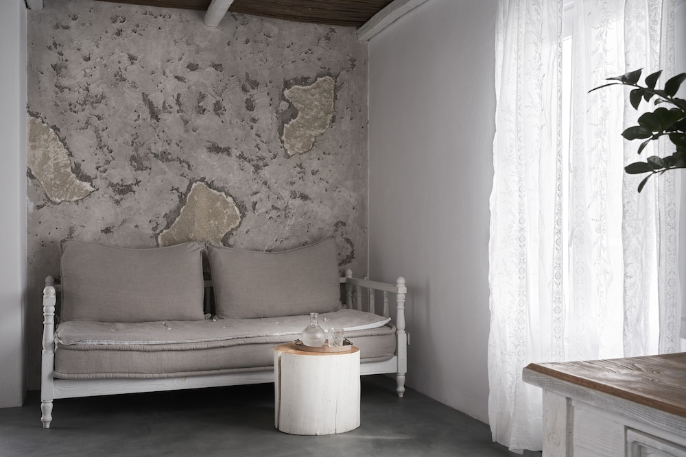 Makris Beach Hotel — Hotel rooms in Kamari, South Aegean