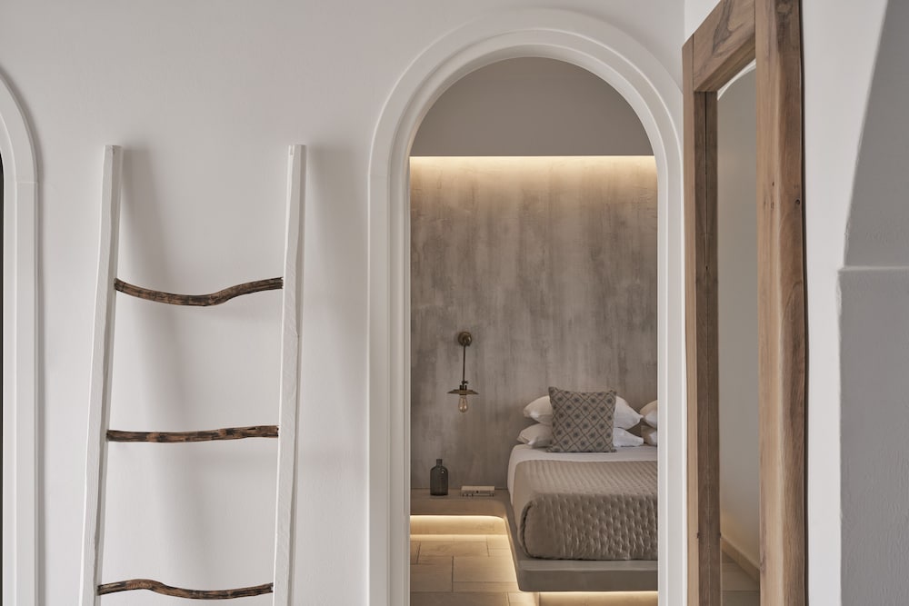 Makris Beach Hotel — Hotel rooms in Kamari, South Aegean