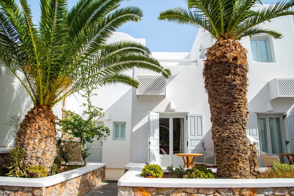 Makris Beach Hotel — Hotel building in Kamari, South Aegean