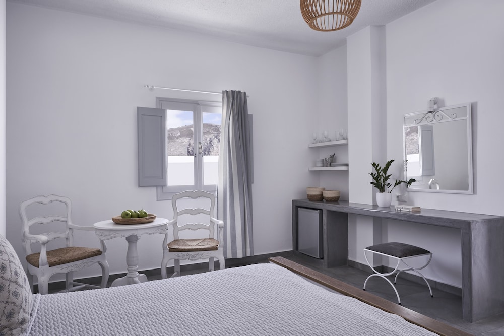Makris Beach Hotel — Hotel rooms in Kamari, South Aegean