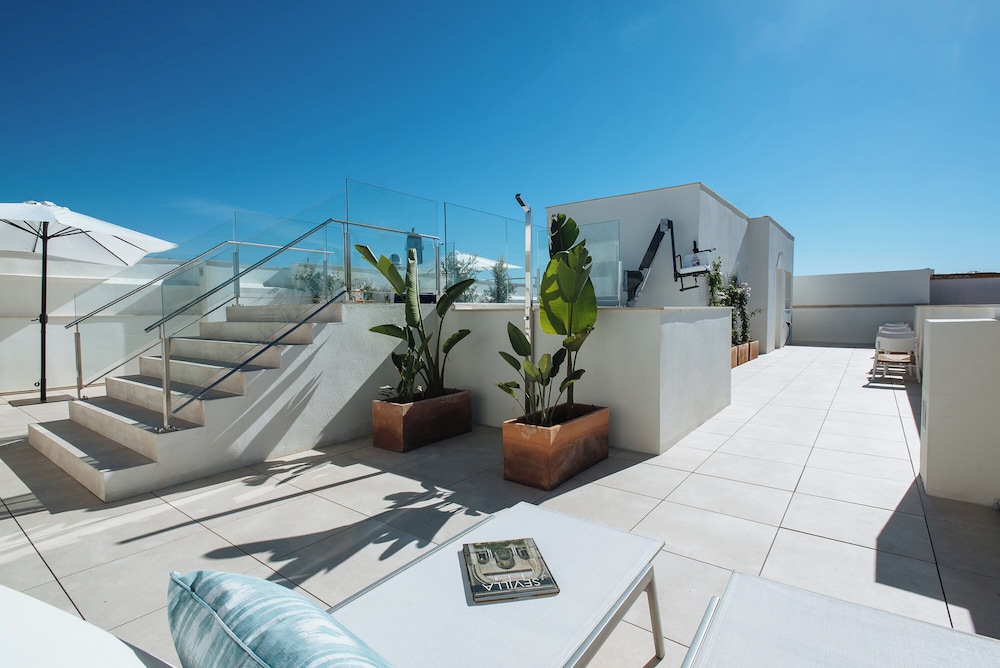 Sercotel Sevilla Guadalquivir Suites — Hotel building in Seville, Andalusia