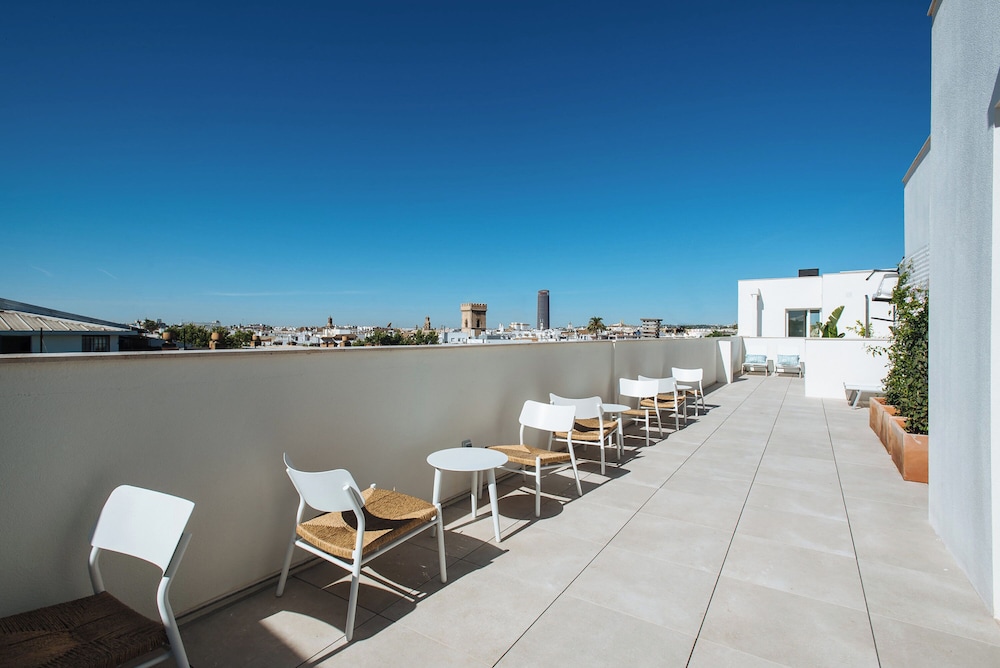 Sercotel Sevilla Guadalquivir Suites — Hotel building in Seville, Andalusia