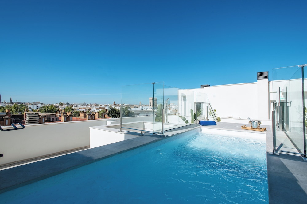 Sercotel Sevilla Guadalquivir Suites — Swimming pool in Seville, Andalusia