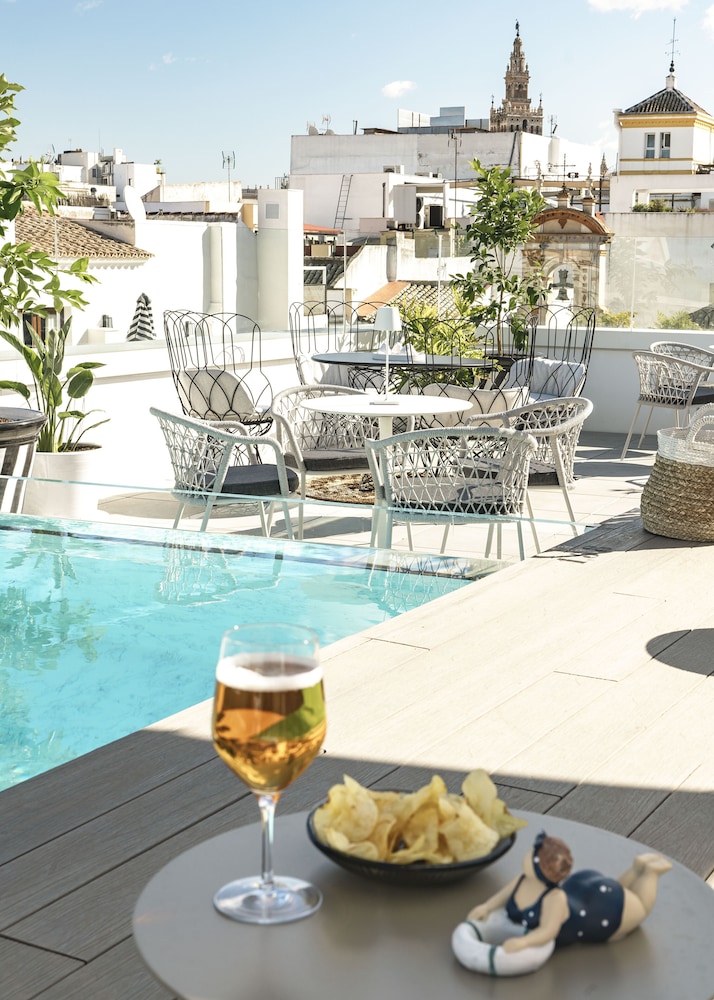 Hotel Vincci Molviedro — Swimming pool in Seville, Andalusia