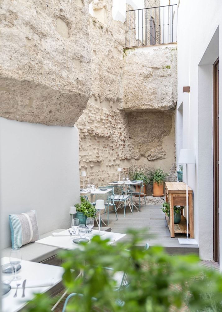 Hotel Vincci Molviedro — Restaurant & bars in Seville, Andalusia