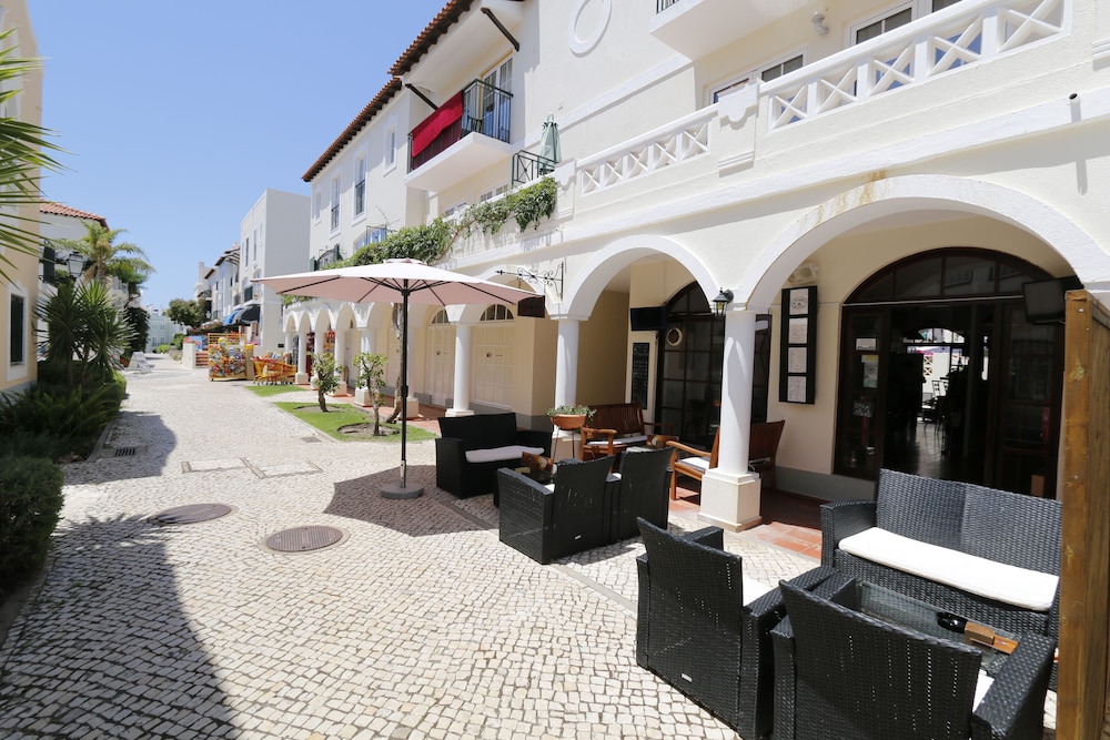The Old Village, Prestige and Solar by Village 4U — Hotel building in Vilamoura, Faro