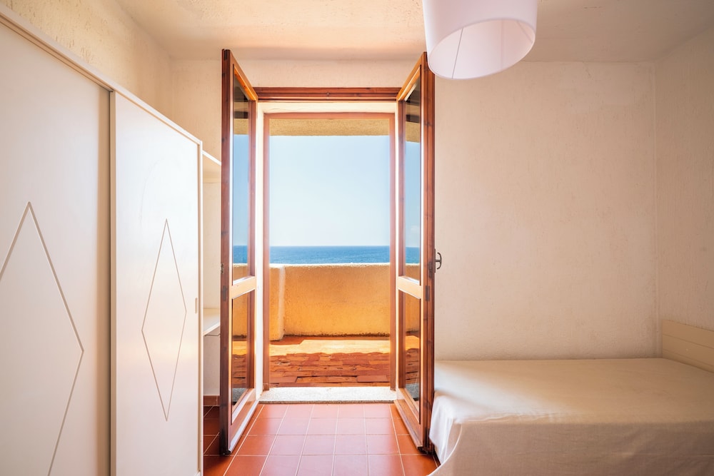 Residence Baia Santa Reparata — Hotel rooms in Capo Testa, Sardinia