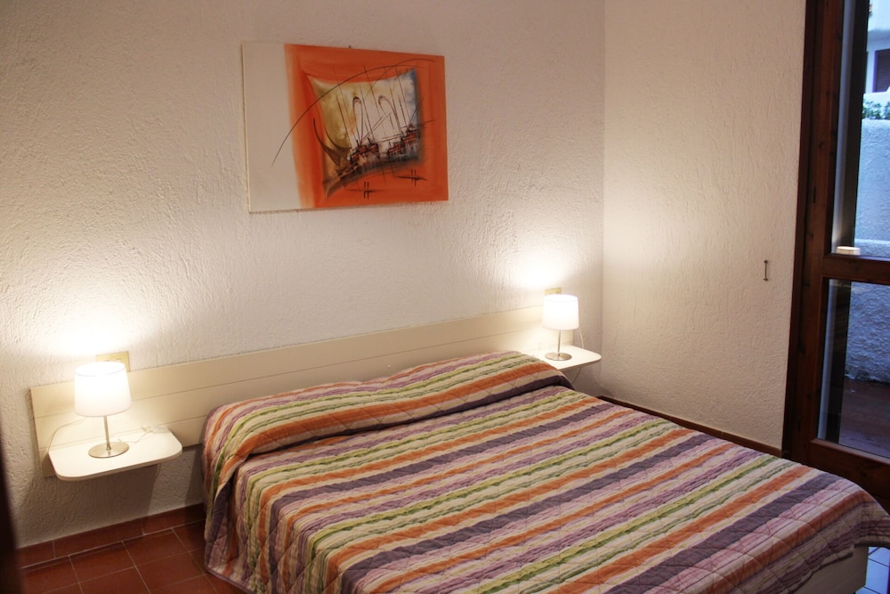 Residence Baia Santa Reparata — Hotel rooms in Capo Testa, Sardinia