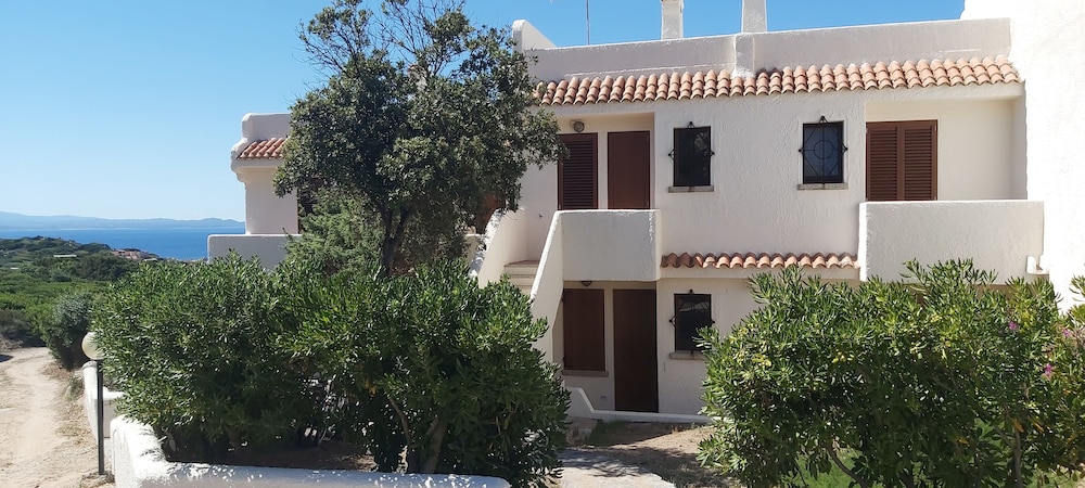 Residence Baia Santa Reparata — Hotel building in Capo Testa, Sardinia