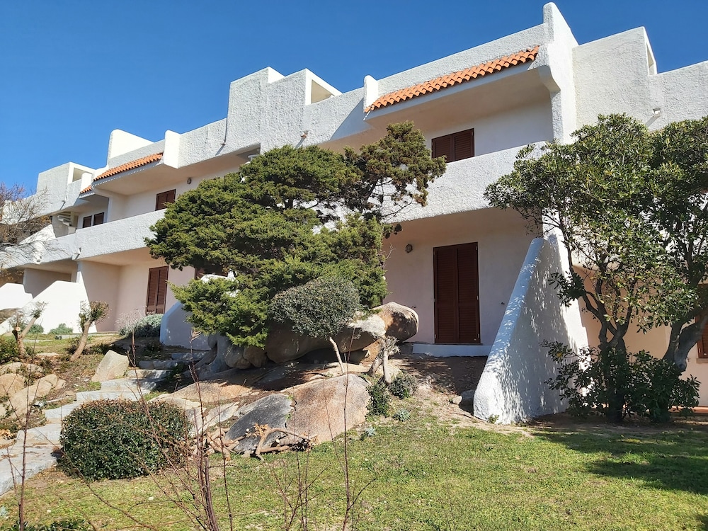 Residence Baia Santa Reparata — Hotel building in Capo Testa, Sardinia