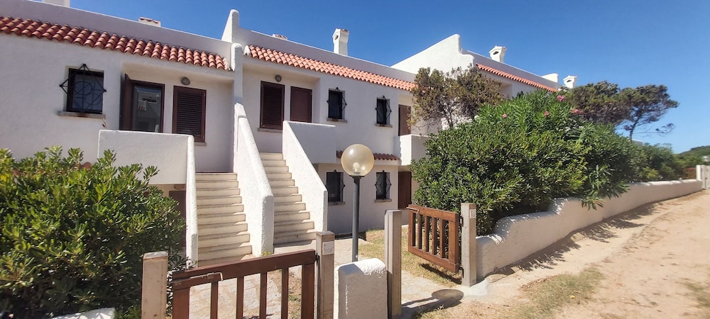Residence Baia Santa Reparata — Hotel building in Capo Testa, Sardinia