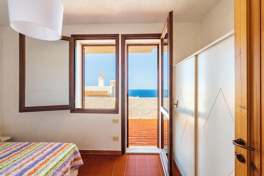 Residence Baia Santa Reparata — Hotel rooms in Capo Testa, Sardinia