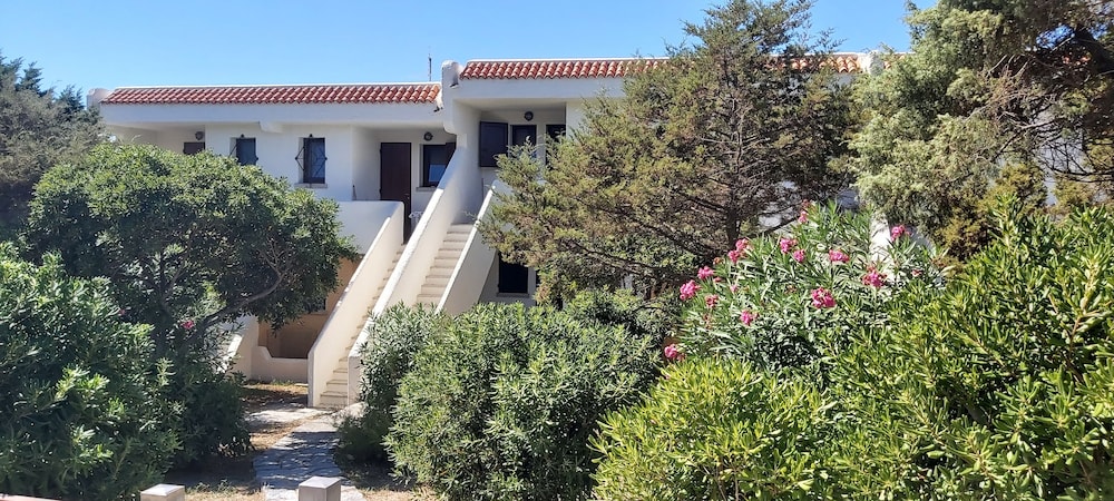 Residence Baia Santa Reparata — Hotel building in Capo Testa, Sardinia