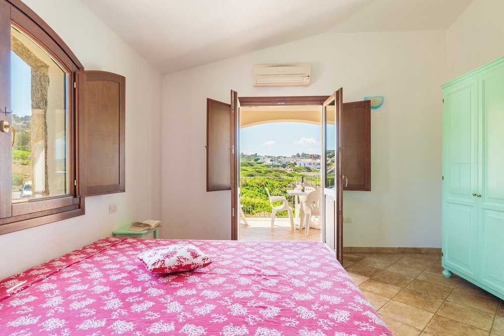 Residence Baia Santa Reparata — Hotel rooms in Capo Testa, Sardinia