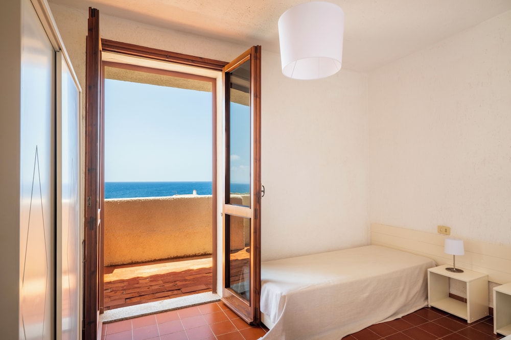 Residence Baia Santa Reparata — Hotel rooms in Capo Testa, Sardinia