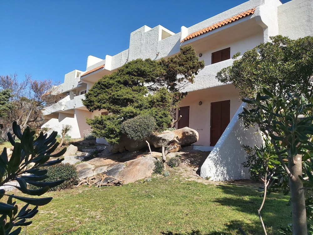 Residence Baia Santa Reparata — Hotel building in Capo Testa, Sardinia