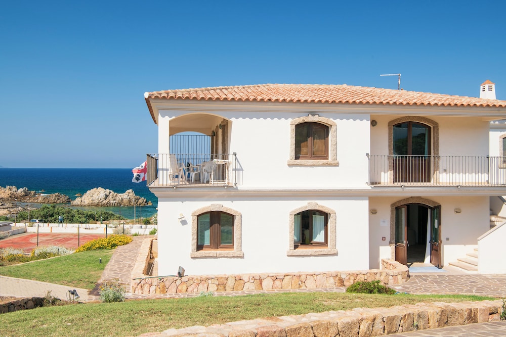 Residence Baia Santa Reparata — Hotel building in Capo Testa, Sardinia