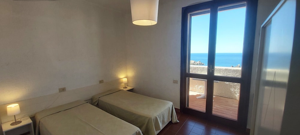 Residence Baia Santa Reparata — Hotel rooms in Capo Testa, Sardinia