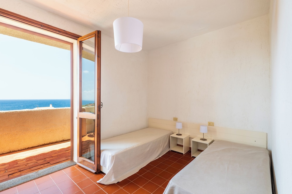 Residence Baia Santa Reparata — Hotel rooms in Capo Testa, Sardinia