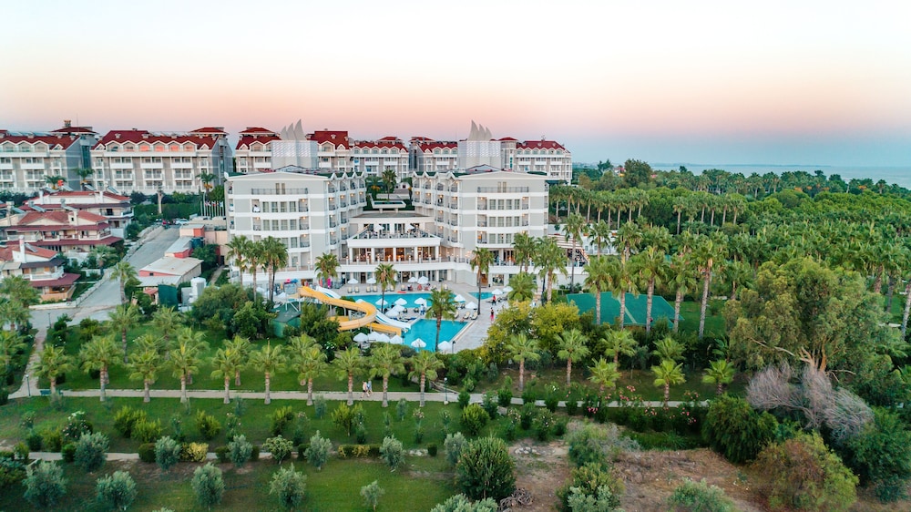 Royal Atlantis Beach — Hotel building in Side