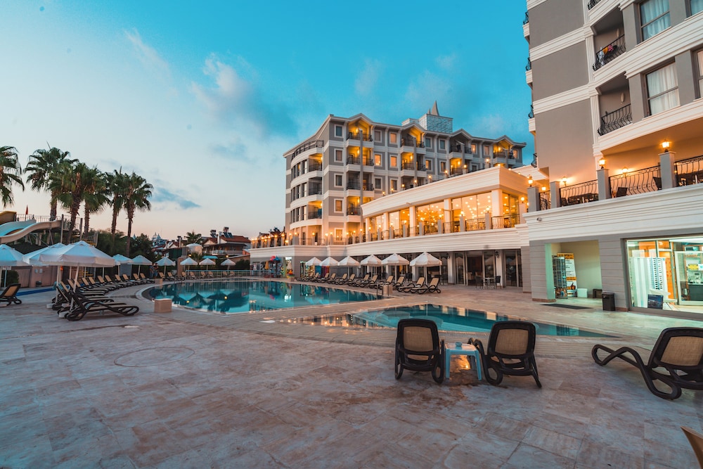 Royal Atlantis Beach — Swimming pool in Side