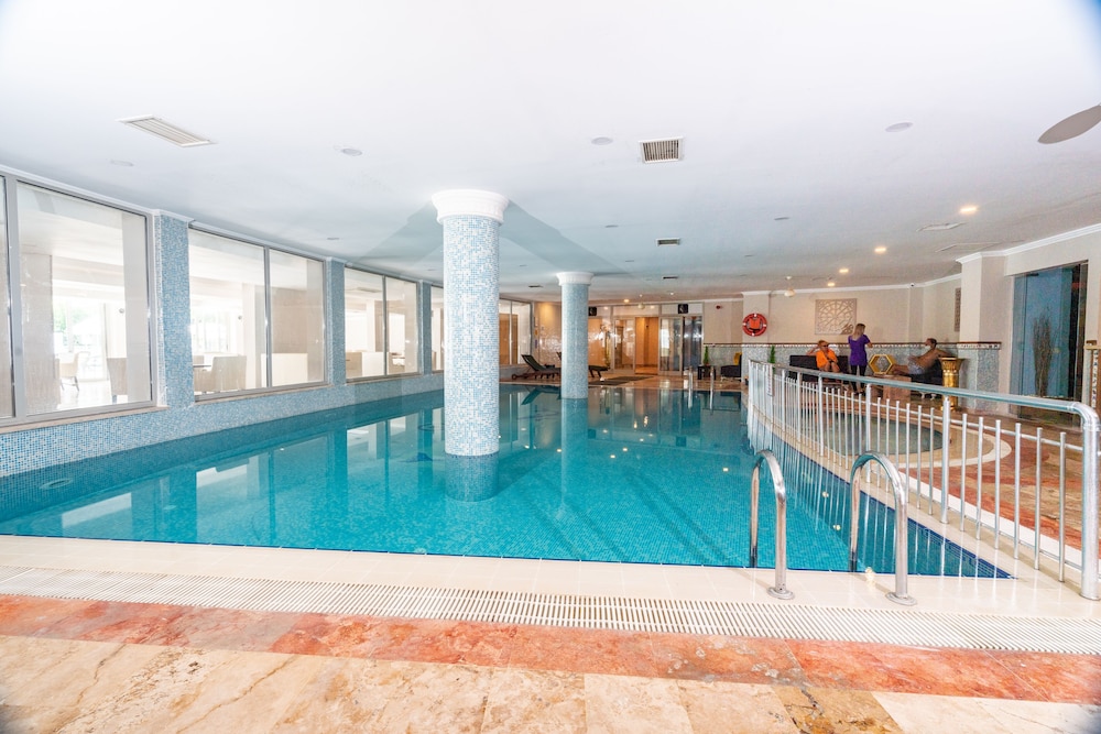 Royal Atlantis Beach — Swimming pool in Side