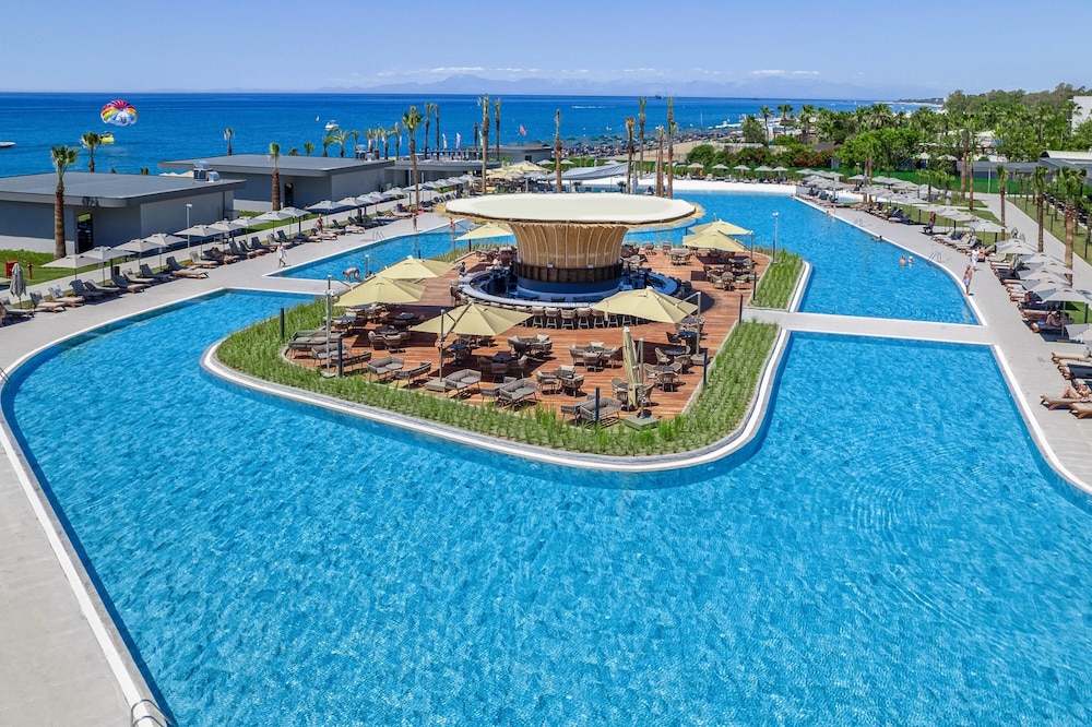 Lago Hotel — Pool in Side