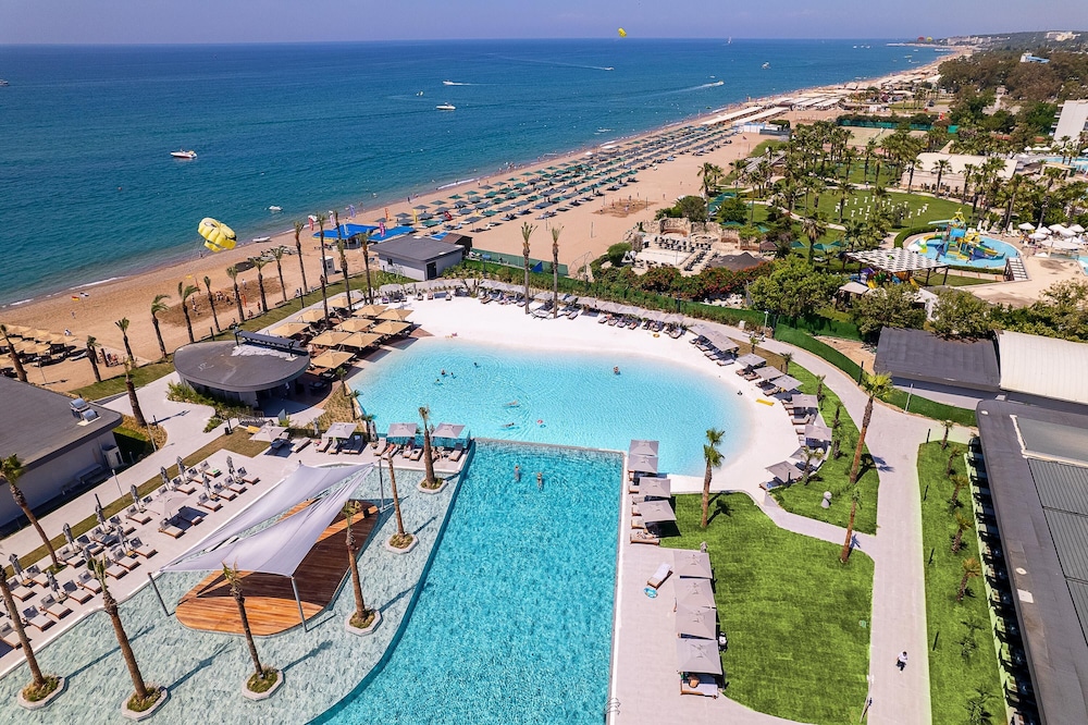 Lago Hotel — Pool in Side