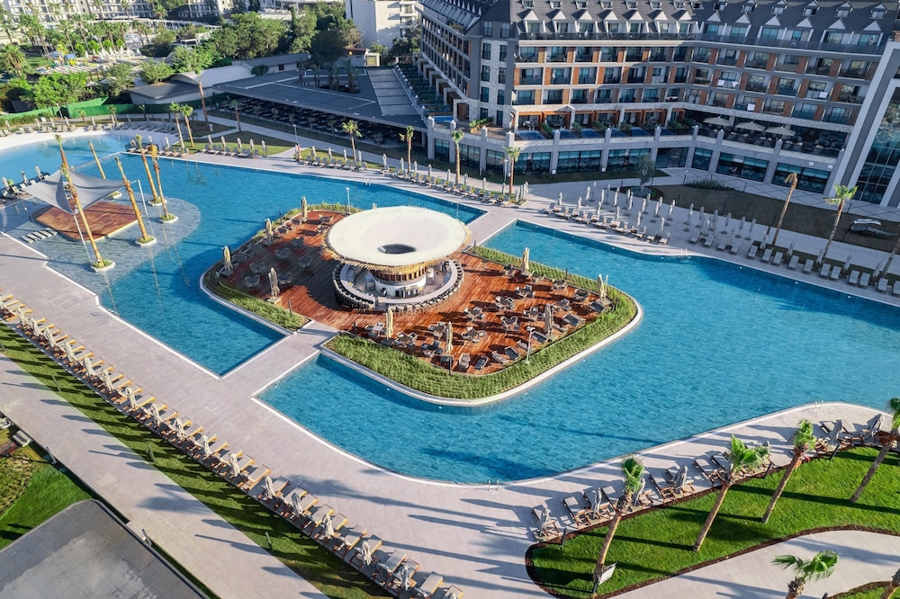 Lago Hotel — Pool in Side