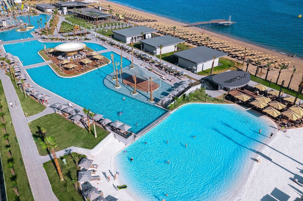 Lago Hotel — Pool in Side
