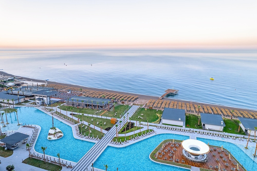 Lago Hotel — Pool in Side