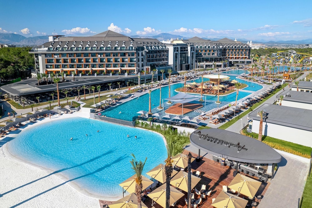 Lago Hotel — Pool in Side