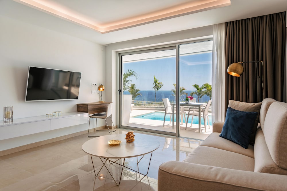 Grand Horizon Luxury Boutique Suites — Hotel rooms in Puerto Rico, Canary Islands