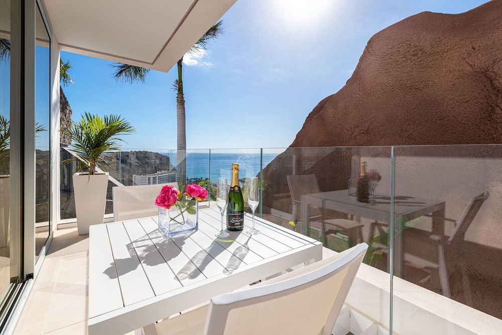 Grand Horizon Luxury Boutique Suites — Hotel rooms in Puerto Rico, Canary Islands