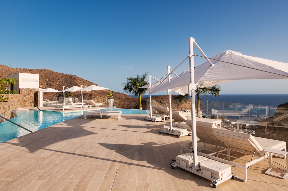 Grand Horizon Luxury Boutique Suites — Swimming pool in Puerto Rico, Canary Islands