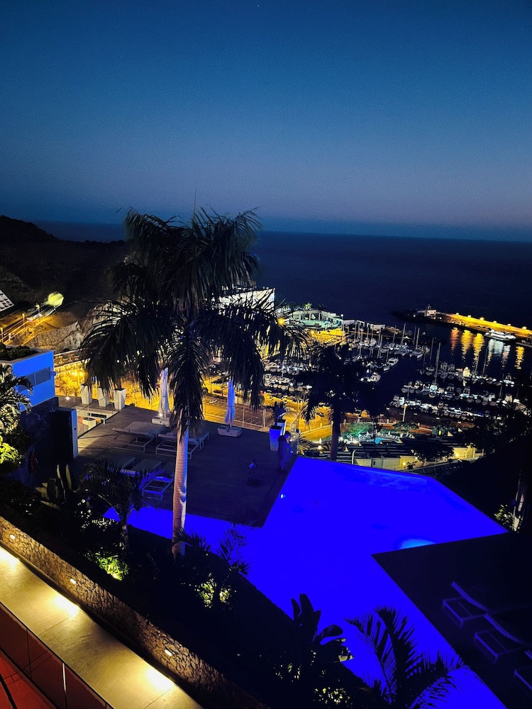 Grand Horizon Luxury Boutique Suites — Swimming pool in Puerto Rico, Canary Islands