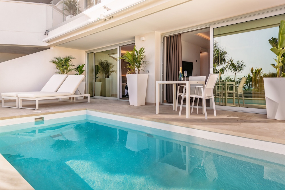 Grand Horizon Luxury Boutique Suites — Swimming pool in Puerto Rico, Canary Islands