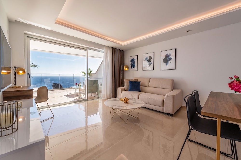 Grand Horizon Luxury Boutique Suites — Hotel rooms in Puerto Rico, Canary Islands