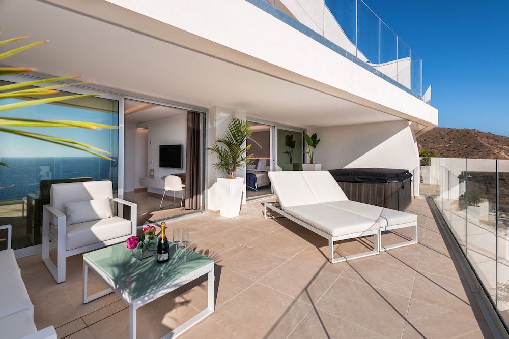 Grand Horizon Luxury Boutique Suites — Hotel rooms in Puerto Rico, Canary Islands